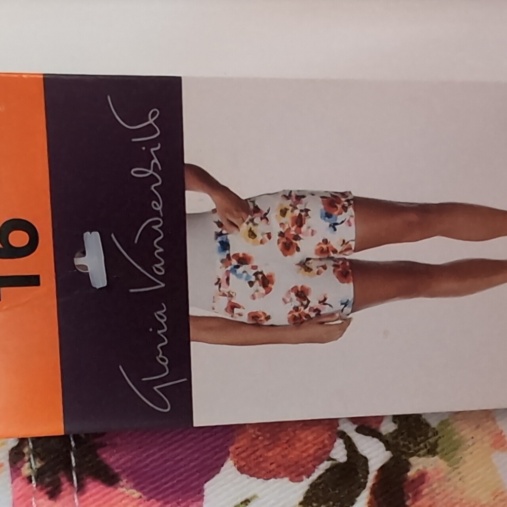 Gloria Vanderbilt White Floral High Rise Amanda Shorts. Size 16. NWT - Picture 11 of 15